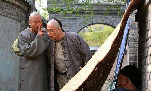 路上吃瓜老人视频,捕捉老人们悠闲生活的瞬间