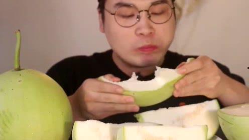 帅哥吃葫芦瓜的视频下载,帅哥挑战大口吃瓜，趣味横生引网友热议