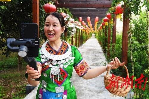 苗家阿妹请你吃瓜视频播放,视频播放引网友热议