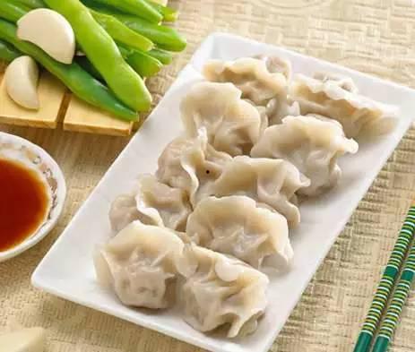 吃大瓜饺子的视频,一口咬下，满口生香！