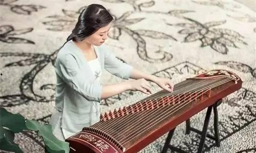 古筝女老师吃瓜视频,吃瓜视频引发网友热议