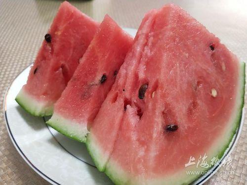 上海一个人吃瓜事件视频,一场网络热议的街头冲突瞬间