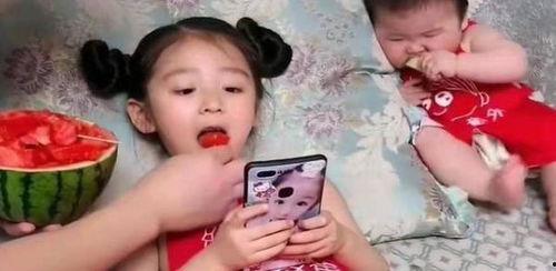 老父亲喂女儿吃瓜视频,温馨瞬间记录老父亲喂女儿吃瓜的甜蜜时光