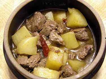 吃瓜厨房砂锅炖牛肉视频,家常美味，一锅搞定