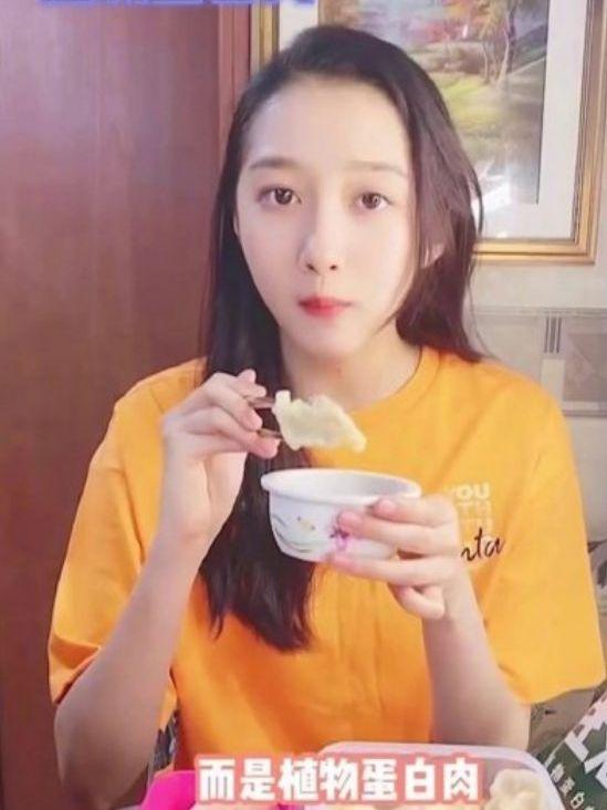 小鱼姐吃葫芦瓜视频播放,趣味视频引网友热议