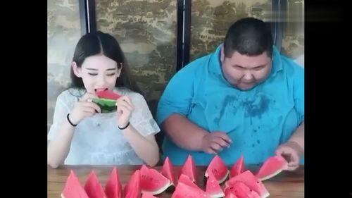小胖瓜吃西瓜视频,萌态十足引网友热议