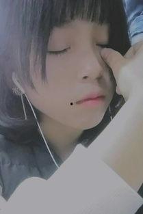 吃瓜短发少女视频素材