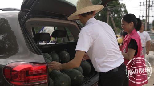 男子吃瓜飙车事件视频  第2张