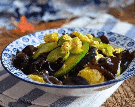 茭瓜炒蛋木耳可以吃吗视频,茭瓜炒蛋木耳，营养丰富的快手菜